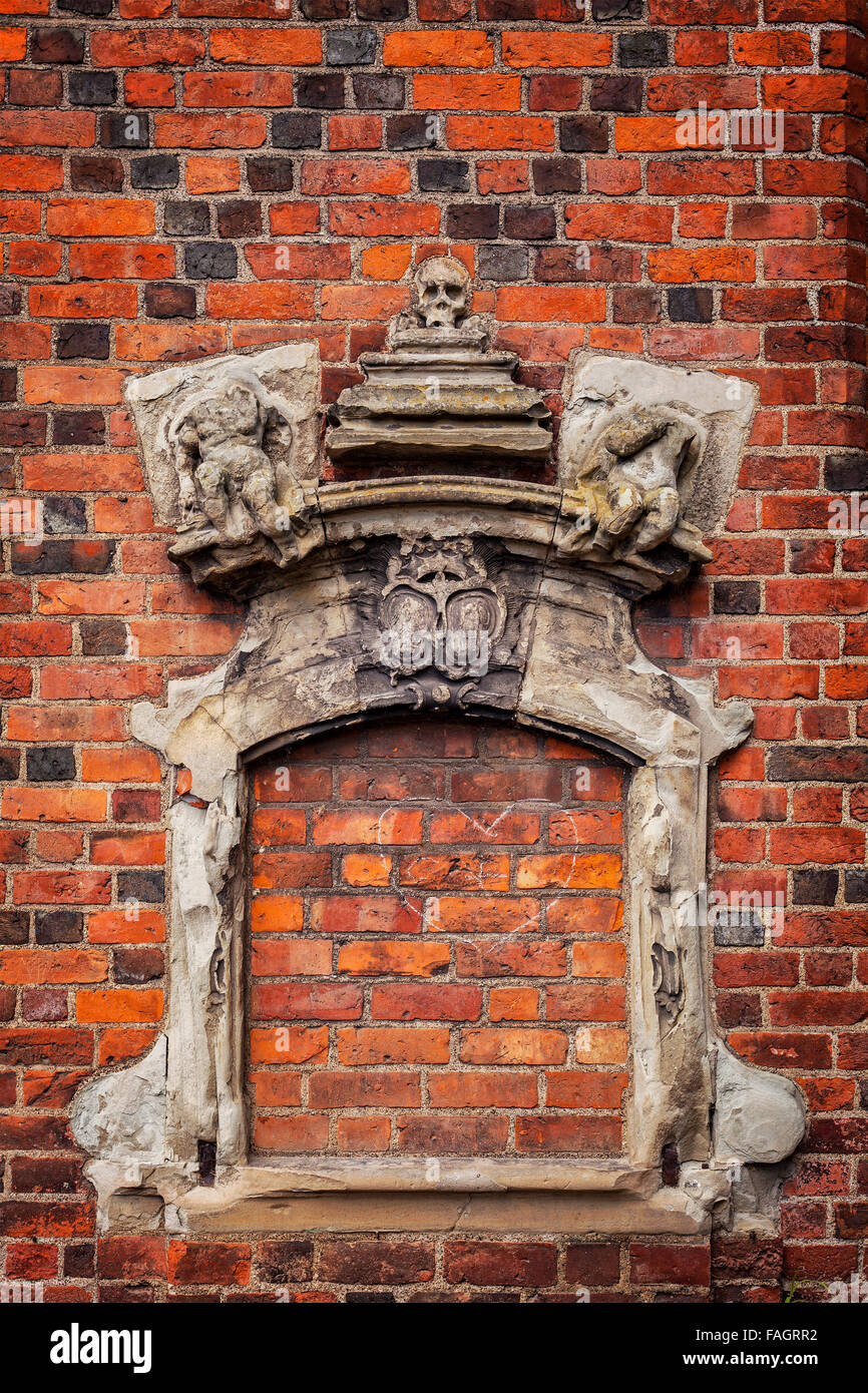 Immagine di un ornato cornice in th parete della Santa Chiesa Olafs. Helsingor, Danimarca. Foto Stock