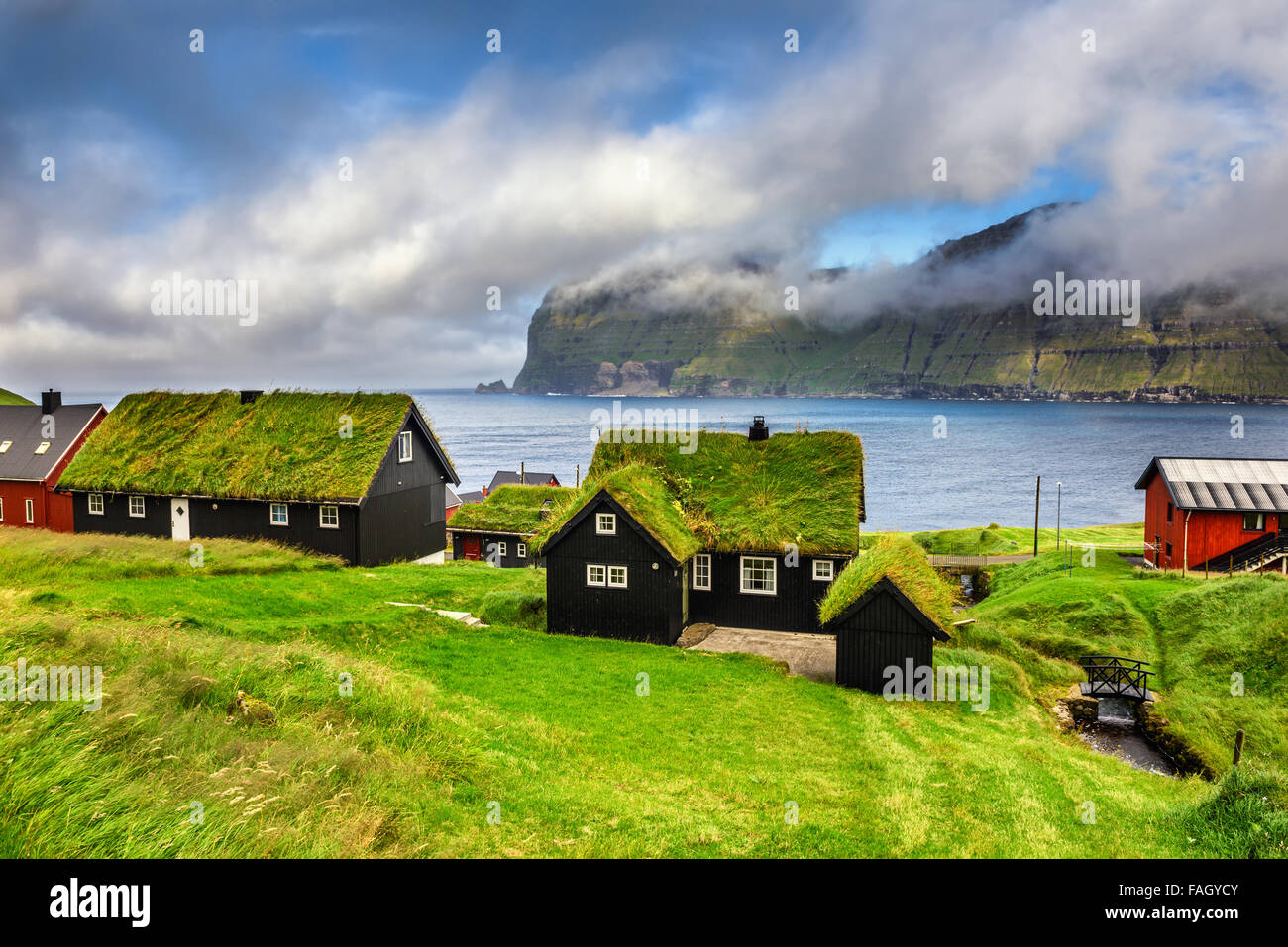 Villaggio di Mikladalur situato sull isola di Kalsoy, Isole Faerøer, Danimarca Foto Stock