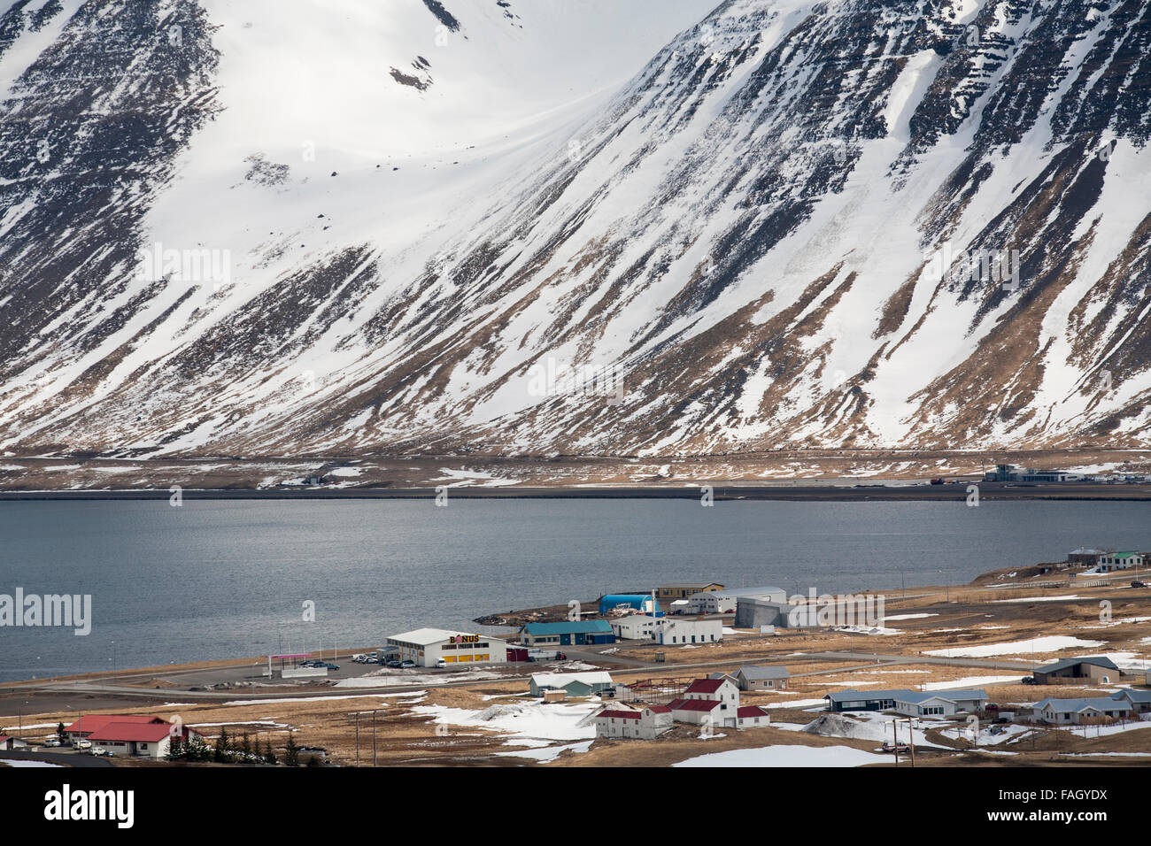 La città di isafjordur contro il drammatico delle colline e delle montagne dietro a ovest di fiordi del Nord Islanda Foto Stock