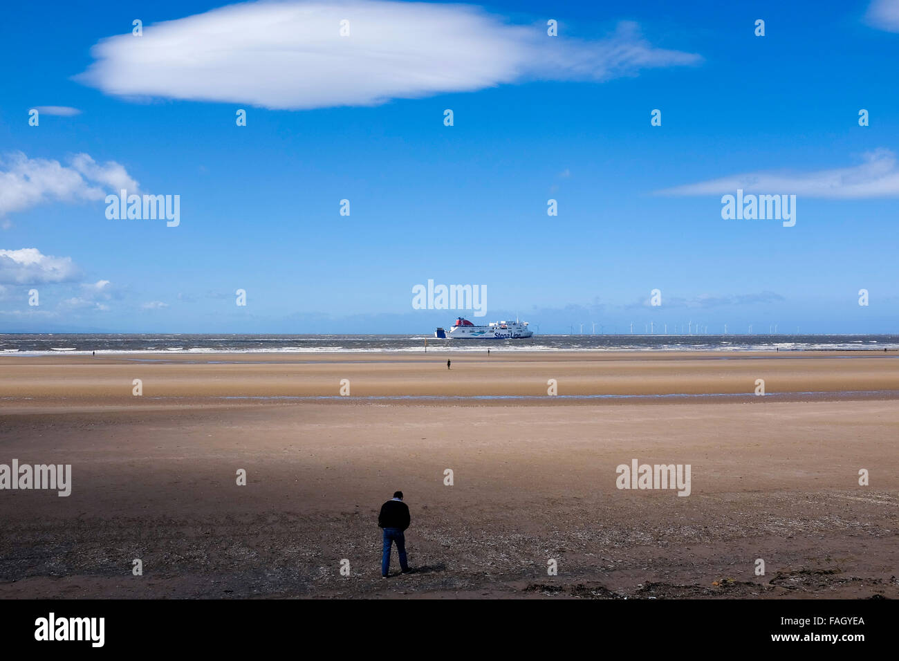 La Stenna Belfast Liverpool traghetto passa gli uomini di ferro di Antony Gormley è un altro luogo installazione d arte a Crosby Beach Foto Stock