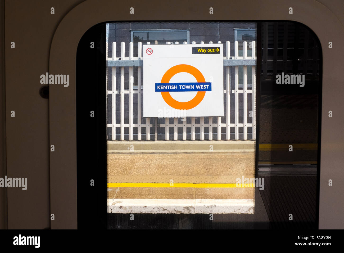 Un metro di Londra il treno si è fermato a Kentish Town West, con la stazione di iconica marcatore visibile attraverso la finestra Foto Stock