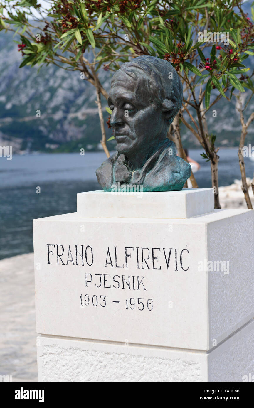 Un busto di Franco Alfirevic Pjesnik (1903 - 1956), poeta croato , saggista , traduttore e scrittore di viaggi, la Madonna sulle rocce. Foto Stock