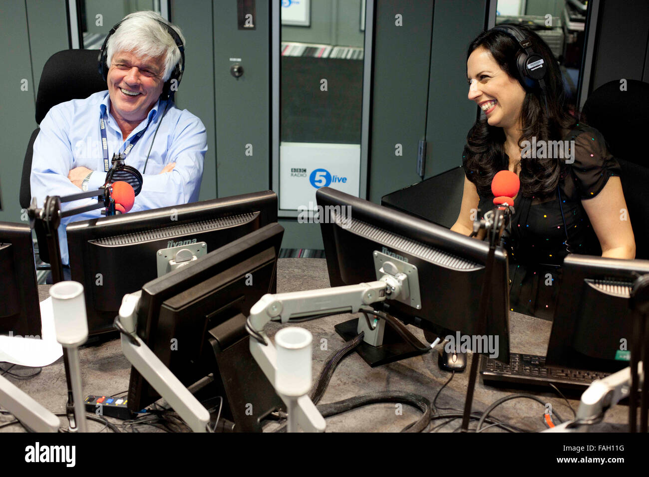 Aasmah Mir e Peter Allen in una Radio 5 Live in studio a Media City , Salford Foto Stock