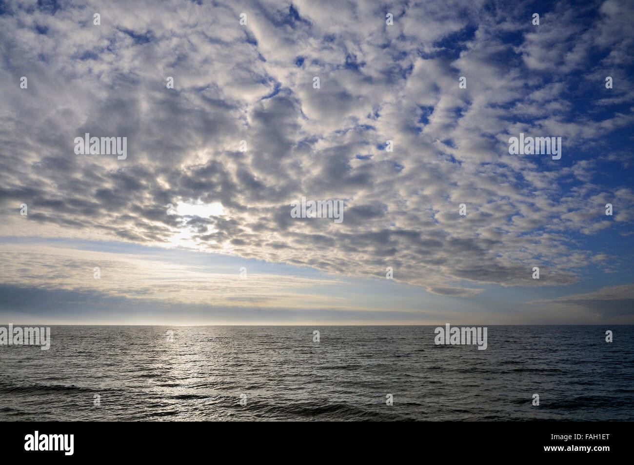 Cielo nuvoloso, formazioni di nubi di fronte al sole di setting, Baltico Pomerania Occidentale Area Laguna Parco Nazionale Foto Stock