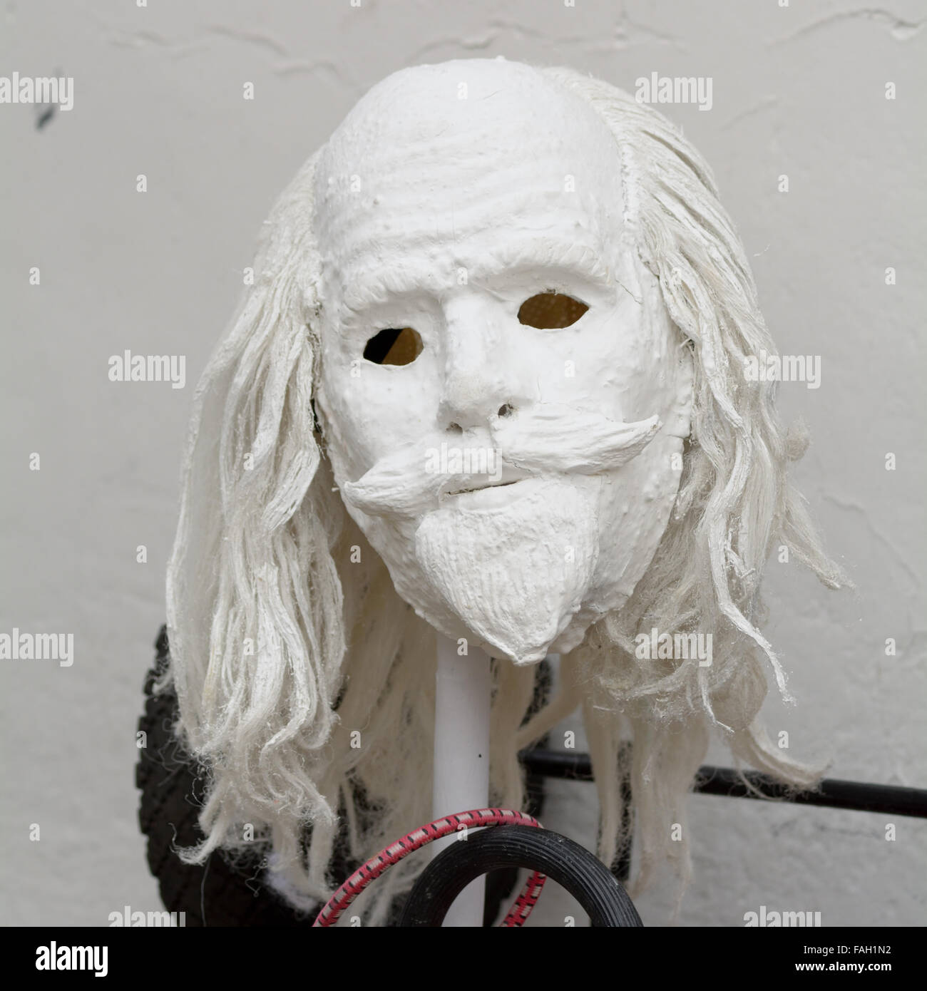 La maschera del fantasma Banquo da Macbeth su stick come artista di strada  si prende una pausa in Stratford Upon Avon, Warwickshire, Inghilterra Foto  stock - Alamy