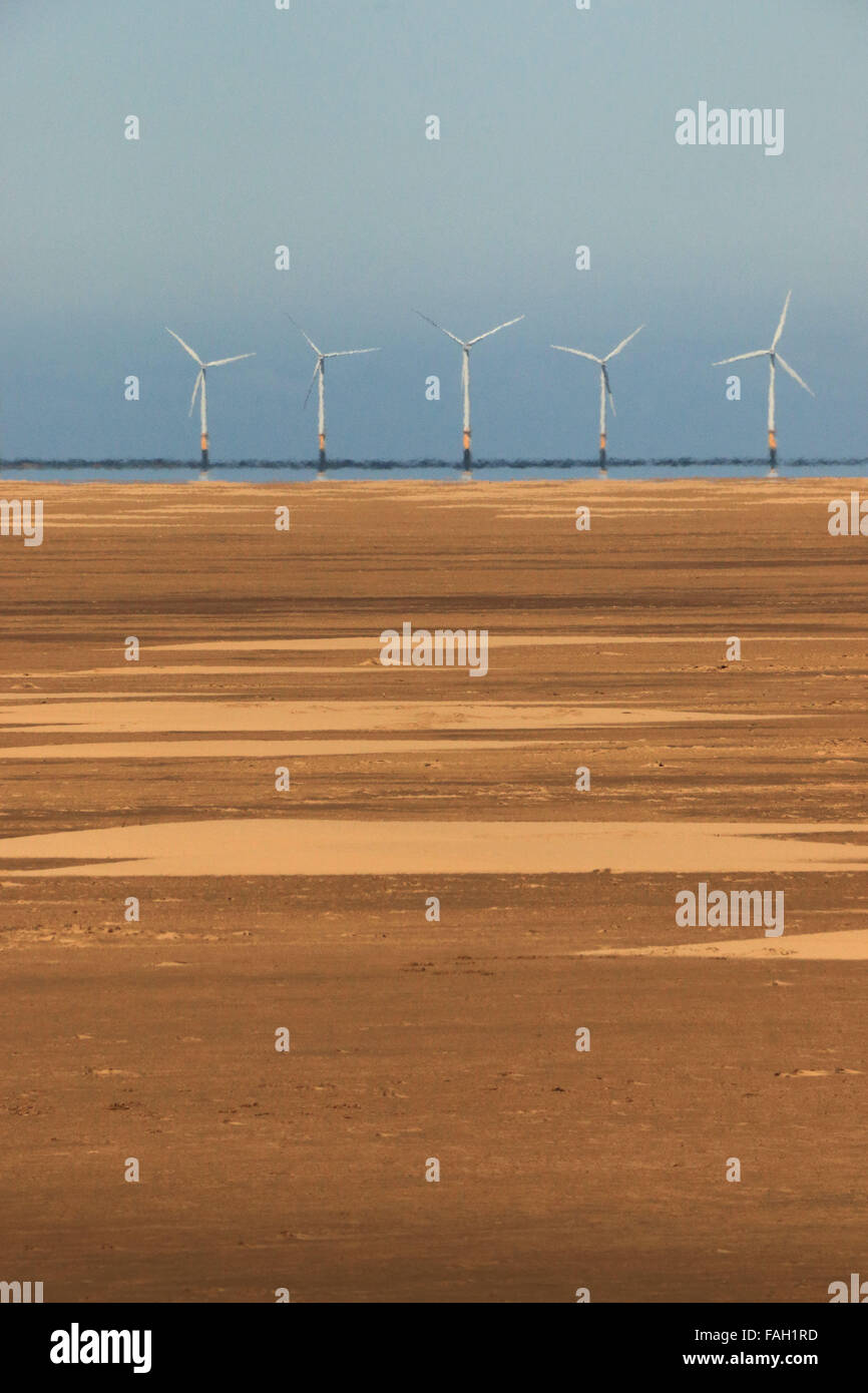Sulle turbine eoliche offshore con la spiaggia Foto Stock