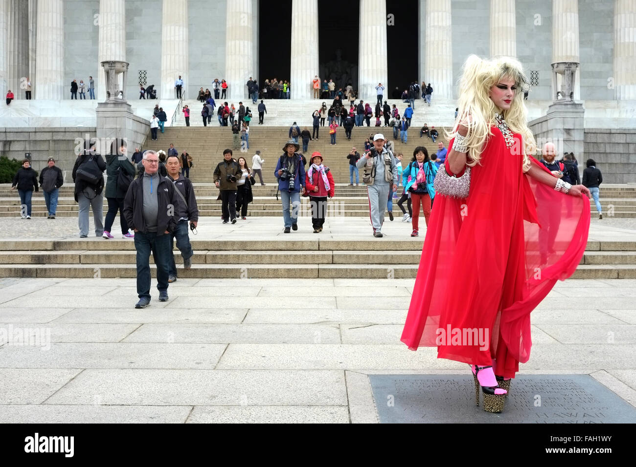 Un transessuale passeggiate attraverso il piazzale di fronte al Lincoln Memorial, Washington guardato da una folla di turisti affascinati Foto Stock