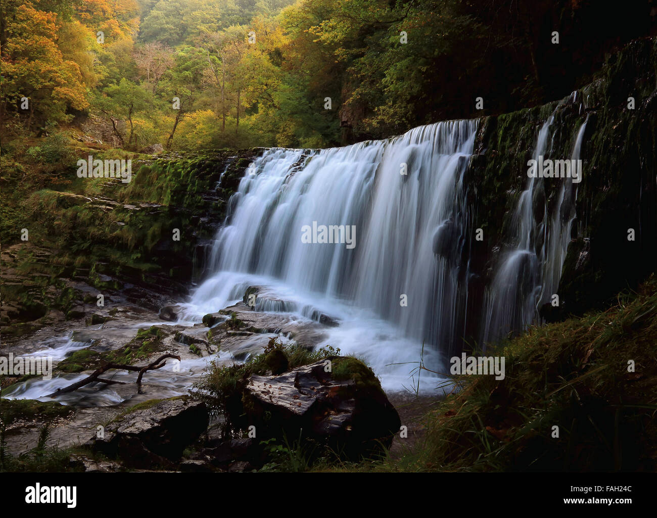 La cascata nel Parco Nazionale di Brecon Beacons. Sgwd Isaf Clun Gwyn vicino Pontneddfechan, South Wales, Regno Unito Foto Stock