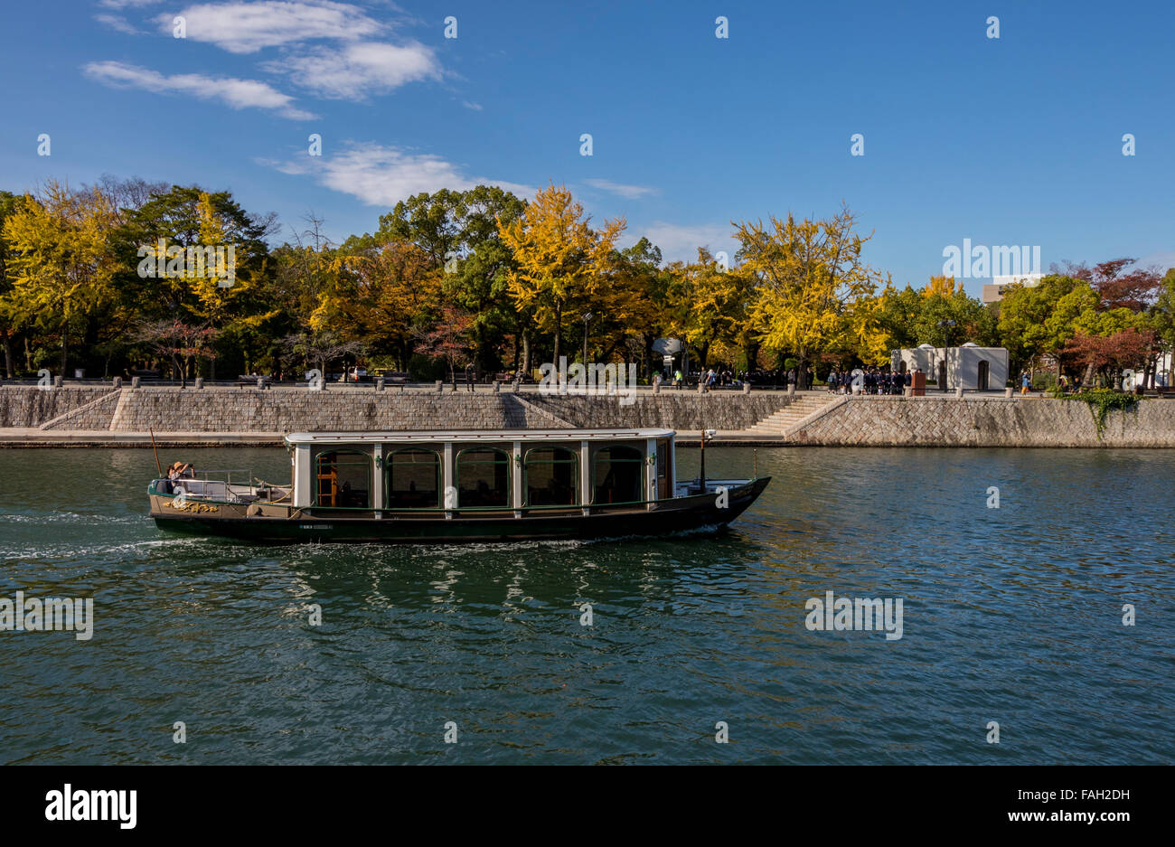 Barca sul fiume vicino al Parco del Memoriale della Pace di Hiroshima, Giappone Foto Stock