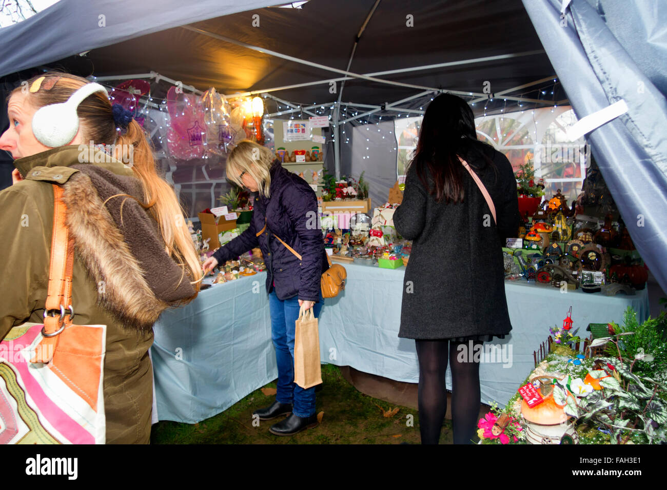 Decorazione per albero di Natale in stallo, Mercato di Natale, Jimmy's Farm, Ipswich, Suffolk, Regno Unito, dicembre 2015 Foto Stock