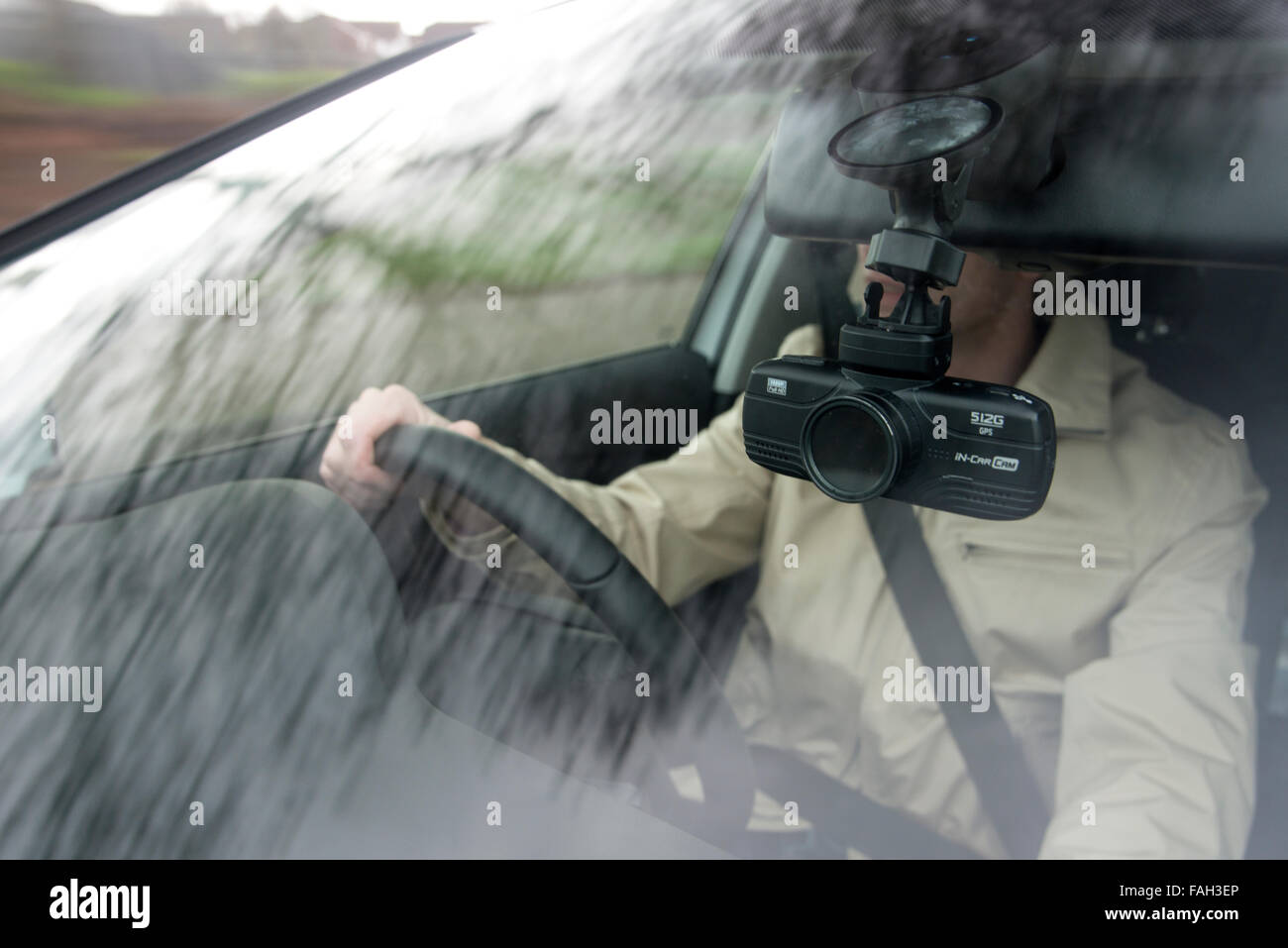 Alla guida di una vettura con un dashcam telecamera video guarda la strada davanti Foto Stock