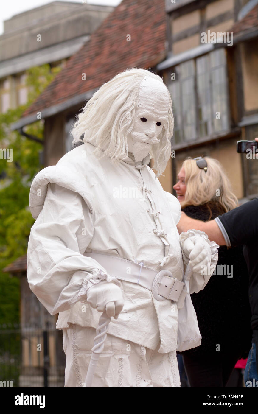 L'artista di strada vestiti come il fantasma di Banquo da Macbeth in posa  per fotografie in Stratford upon Avon, Warwickshire, Inghilterra Foto stock  - Alamy