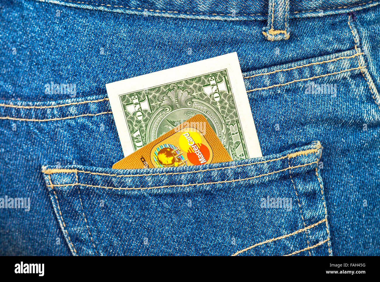 La banconota di un dollaro americano e una carta di credito Mastercard Foto Stock