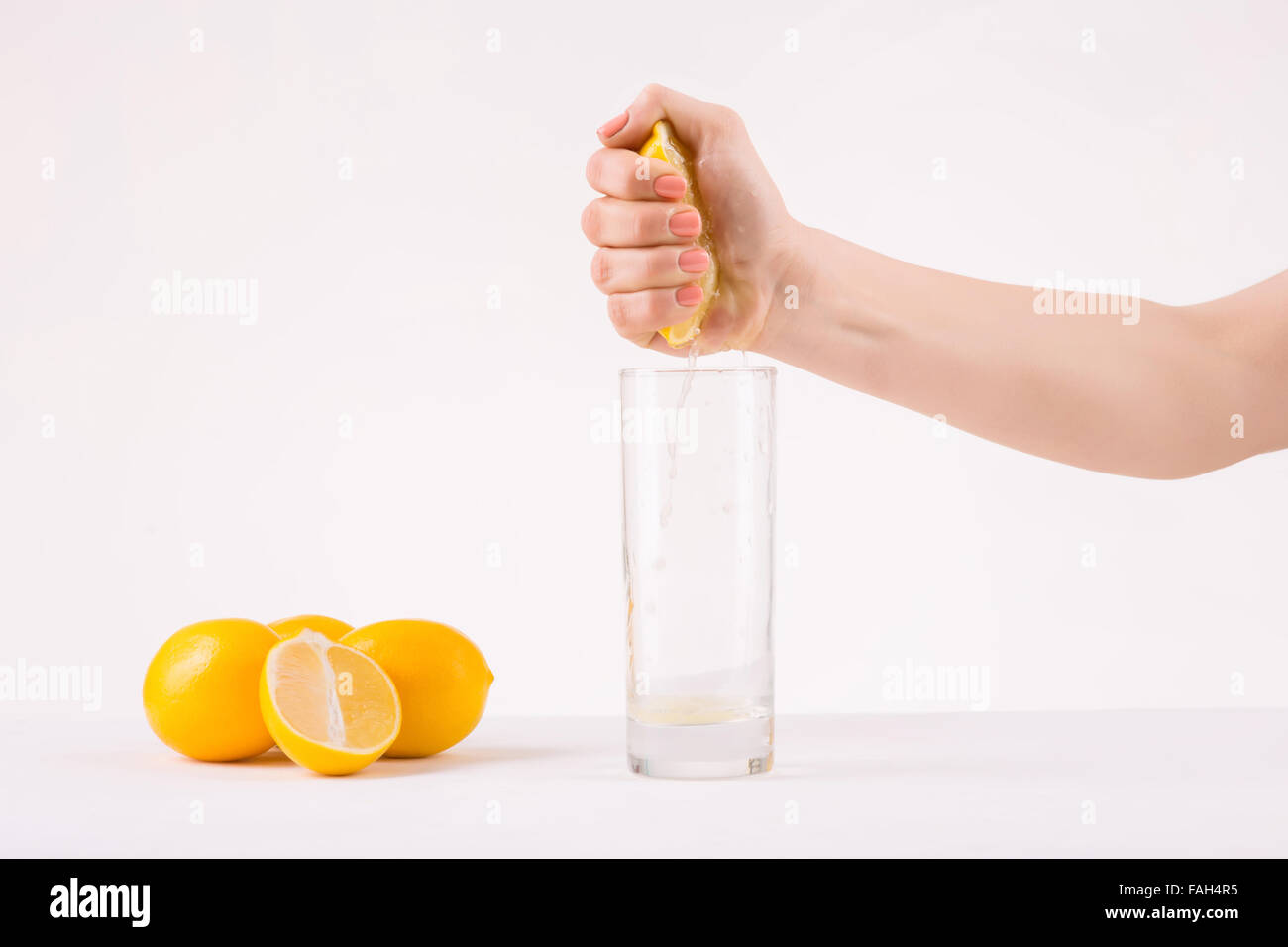 Femmina spremitura a mano pezzo di Orange per ottenere il succo. Foto Stock