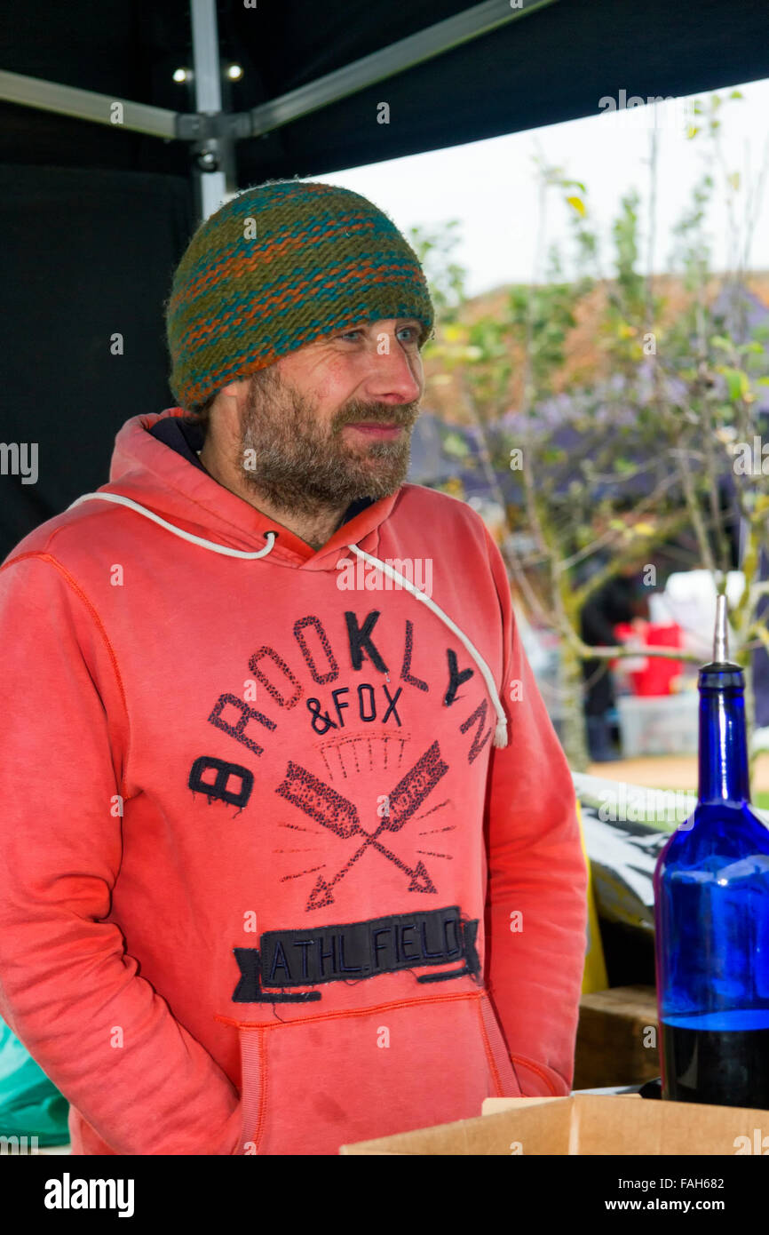 Stallholder, Mercato di Natale, Jimmy's Farm, Ipswich, Suffolk, Regno Unito, dicembre 2015 Foto Stock