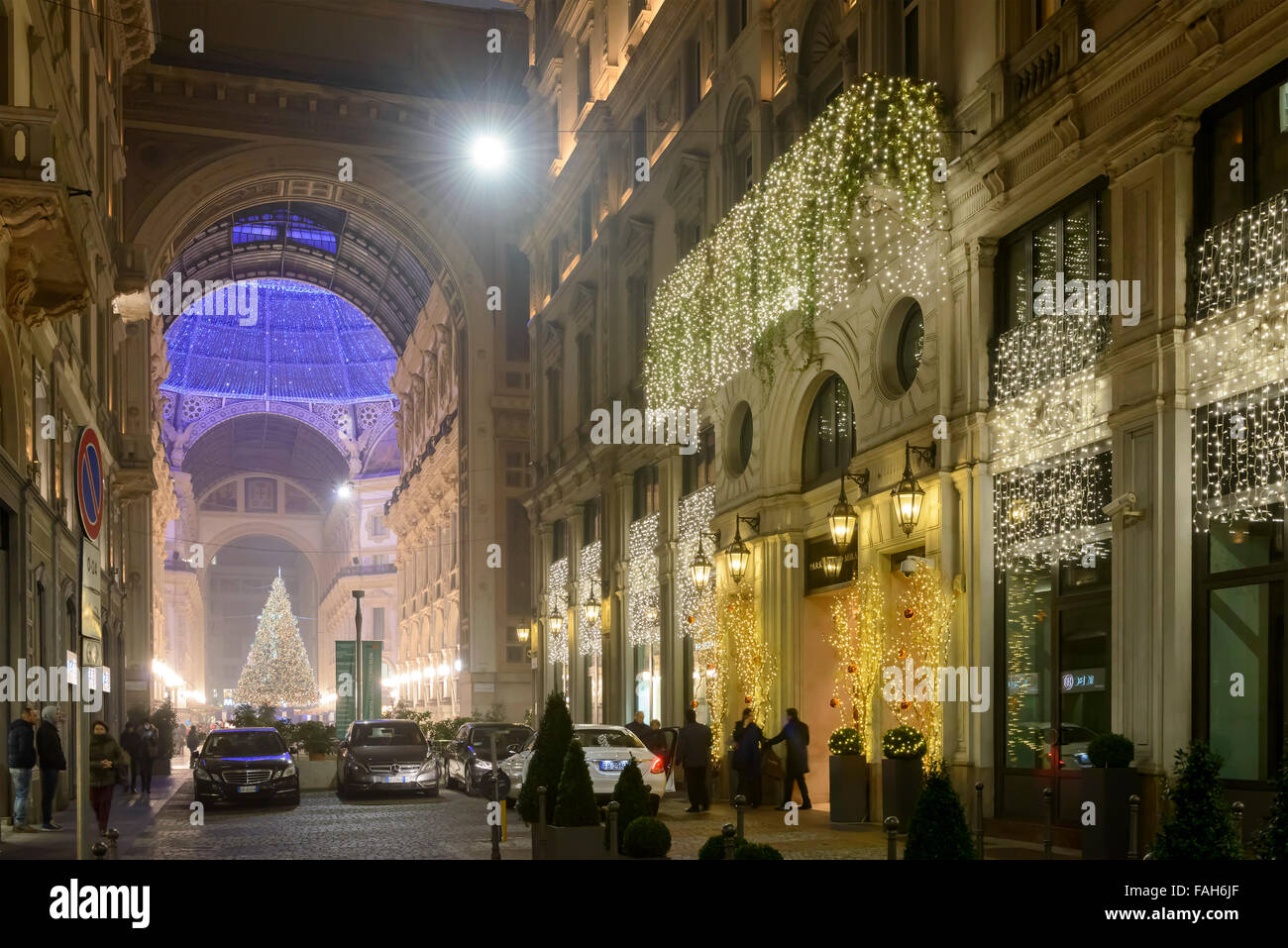 Vista laterale di albero di Natale e alleggerimento della Galleria, Milano Foto Stock