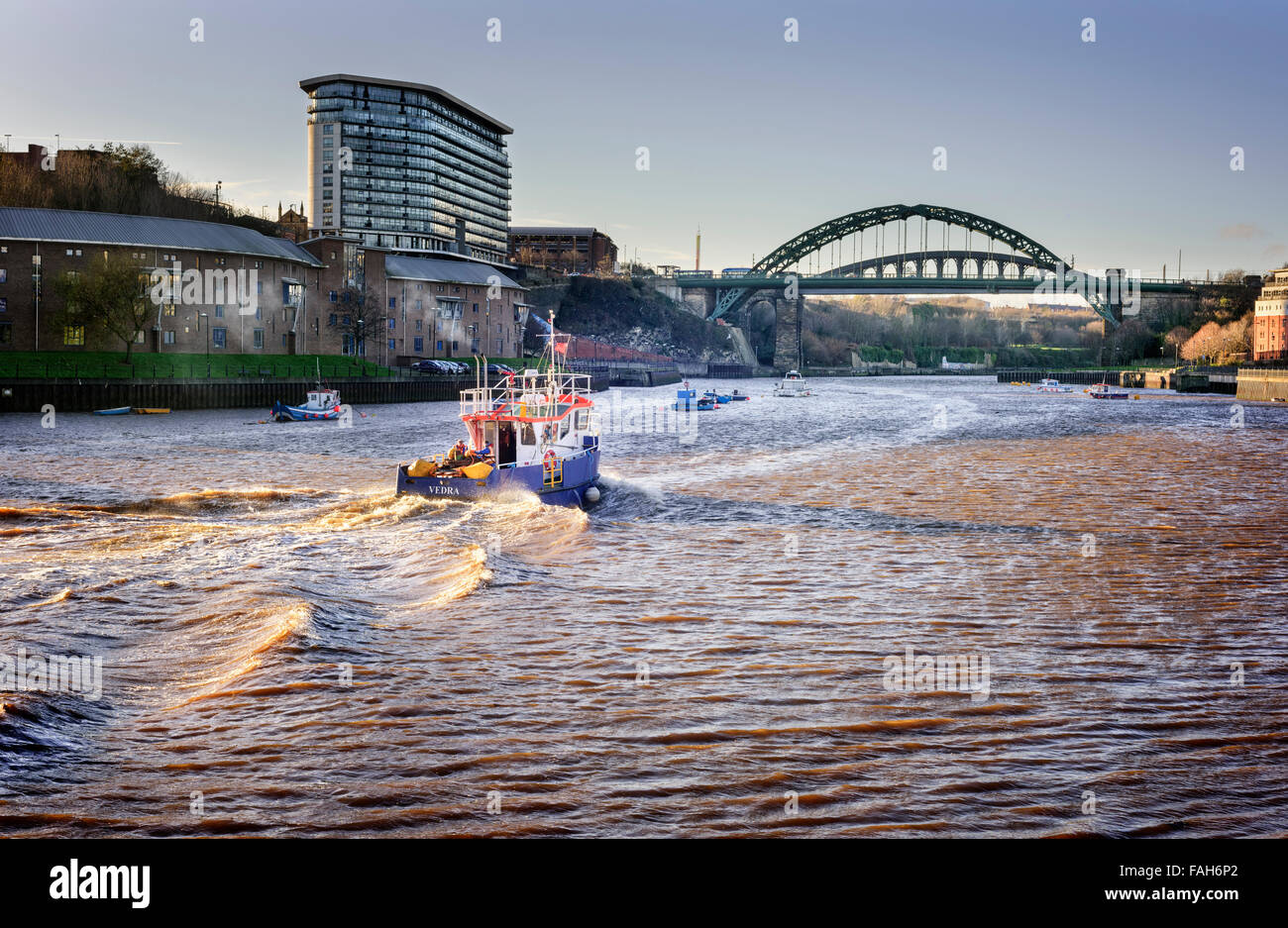 La pesca in barca sul fiume indossare a Sunderland Foto Stock