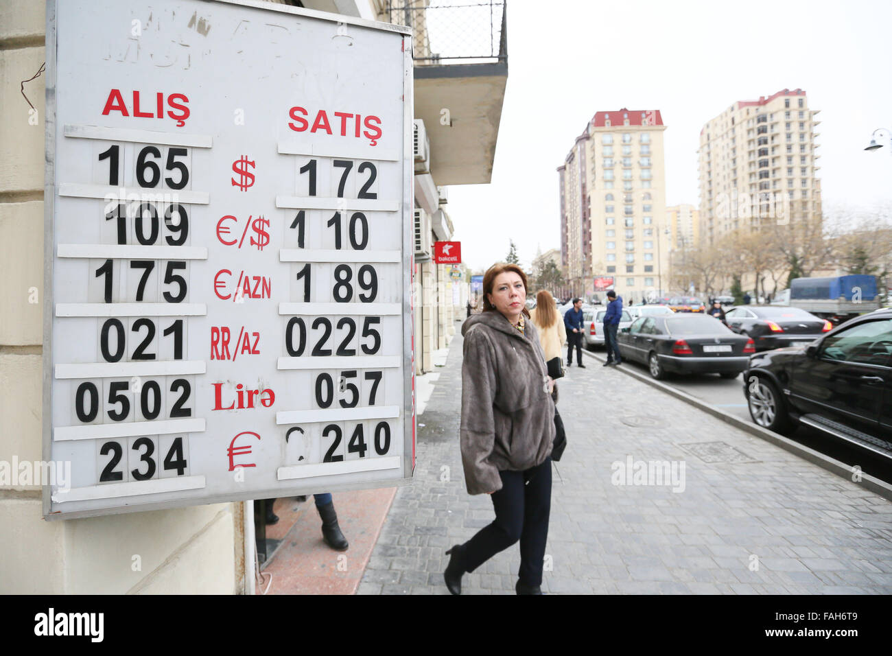 Baku in Azerbaijan. 30 Dic, 2015. Il 30 dicembre le pagelle degli scambiatori hanno mostrato un nuovo corso: l'acquisto del dollaro era a 1,6 manat, e la vendita - a 1,7 manat (Euro acquisto era a 1,7 AZN, e Euro vendita era a 1,72 AZN). Credito: Aziz Karimov/Pacific Press/Alamy Live News Foto Stock