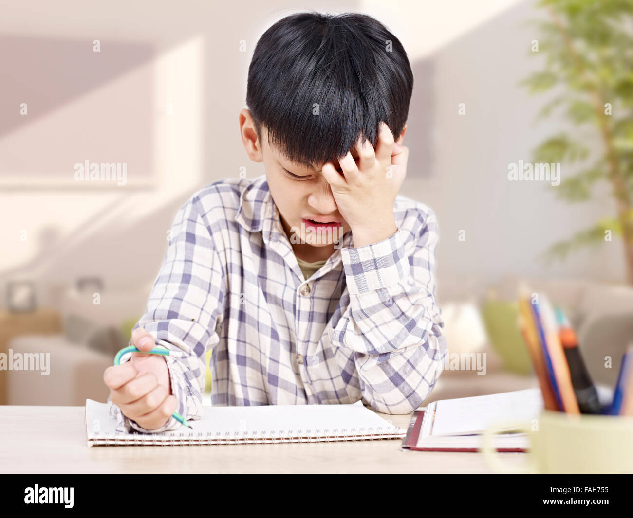 Frustrati asian schoolboy Foto Stock