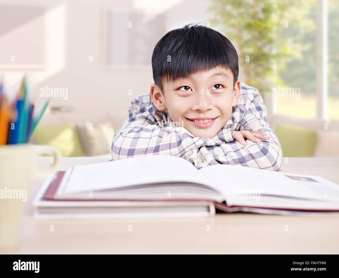 Asian schoolboy daydreaming. Foto Stock