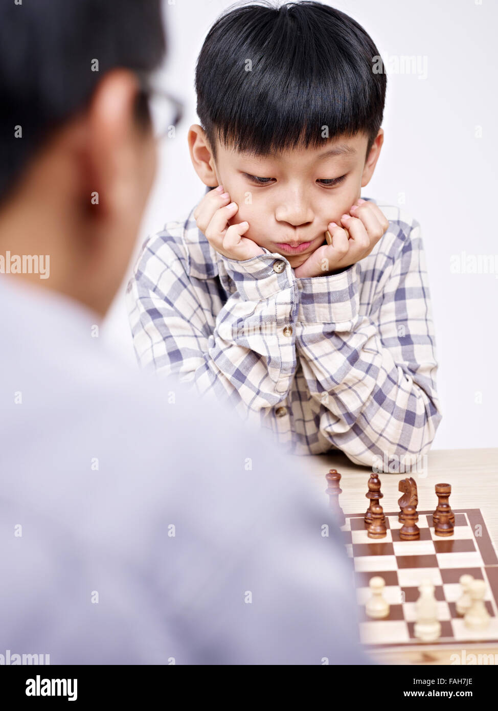 Padre e figlio giocare a scacchi Foto Stock