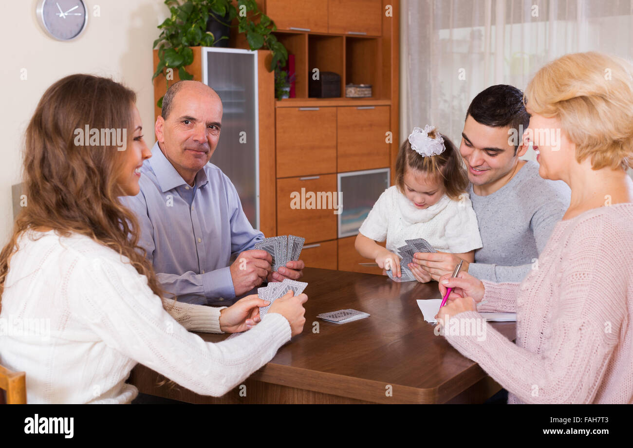 Famiglia unita giocando a carte insieme e tenere il punteggio Foto Stock