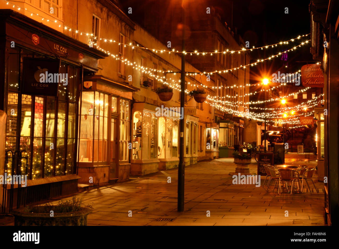 Bath City, piccola strada con decorazioni di Natale di notte Foto Stock