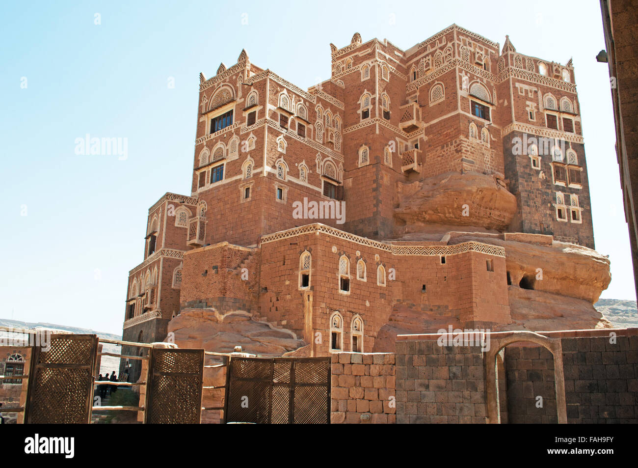 Dar al Hajar, Dar al Hajar, il Rock Palace di Wadi Dhahr valley, Royal Palace vicino a Sana'a, simbolo iconico dello Yemen Foto Stock