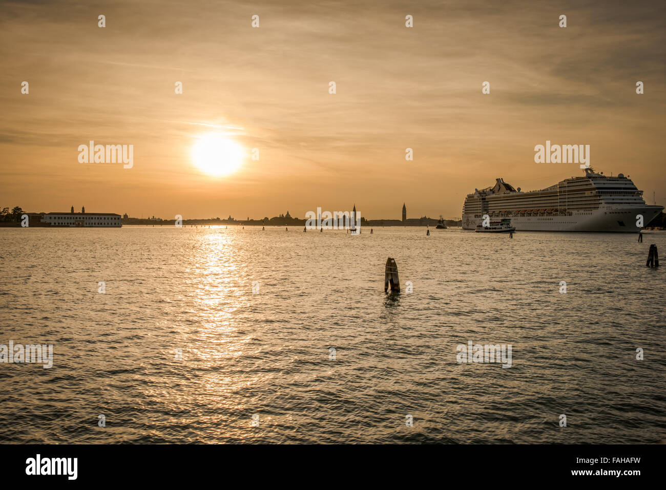 Tramonto mozzafiato sulla città di Venezia con una nave da crociera in background Foto Stock