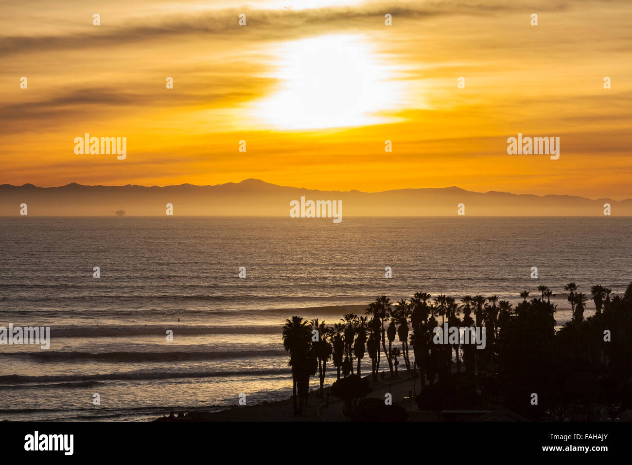 La California del sud oceano pacifico tramonto nella pittoresca contea di Ventura. Foto Stock