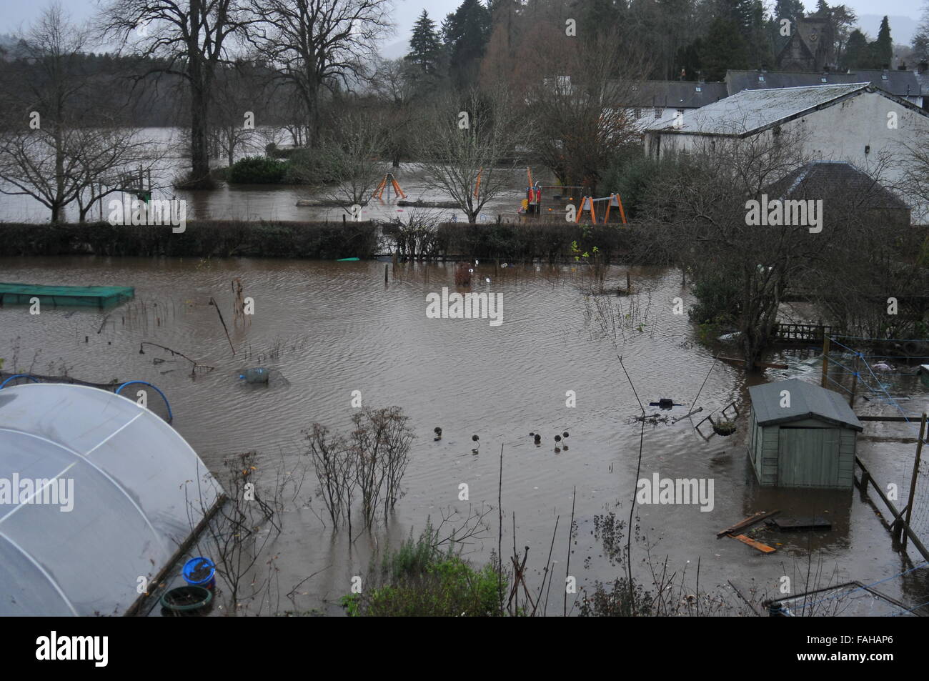 Dunkeld, Perthshire, Scotland, Regno Unito. Allagamento locale durante la tempesta Frank. Credito: Cameron Cormack/Alamy Live News Foto Stock