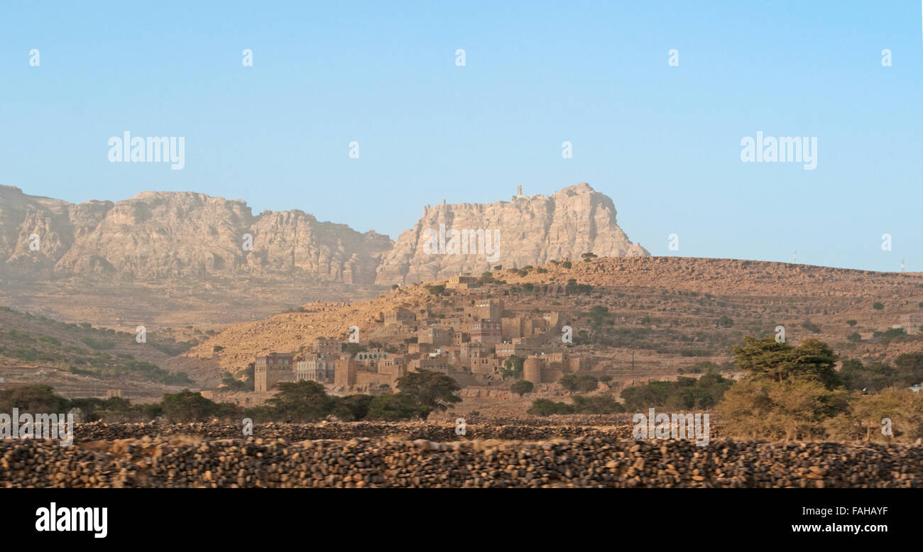 Città fortificata nel nord-ovest di Sana'a, Red Rocks, antiche mura, montagne, Yemen, Hababa, thuja, Kawkaban Foto Stock