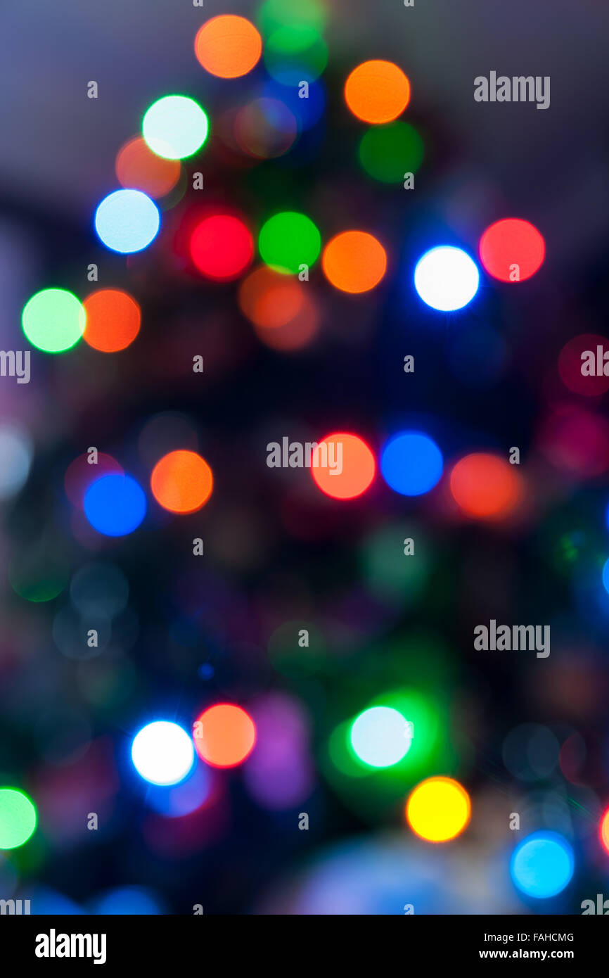 Luci luminose colorate bokeh de-focalizzata abstract albero di Natale pattern. Foto Stock