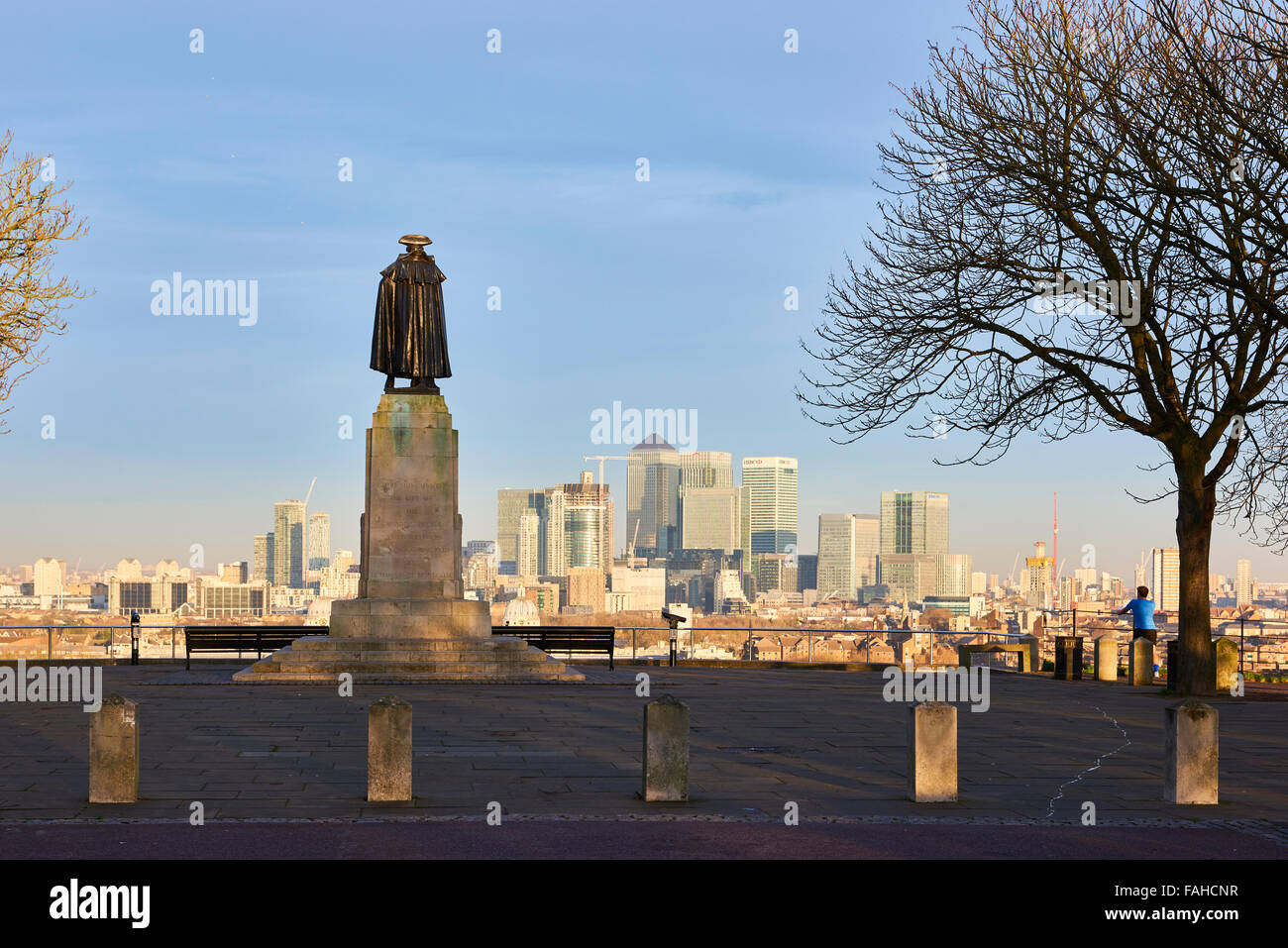 LONDON, Regno Unito - 28 dicembre: Statua di James Wolfe a Greenwich viewpoint affacciato sul Canary Wharf edifici della banca. Dicembre 28, 201 Foto Stock