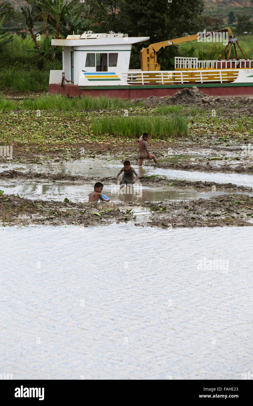 I bambini giocano in un lago vicino Heho, Myanmar (Birmania). Le regioni è surrrounded dalle colline di Shan. Foto Stock