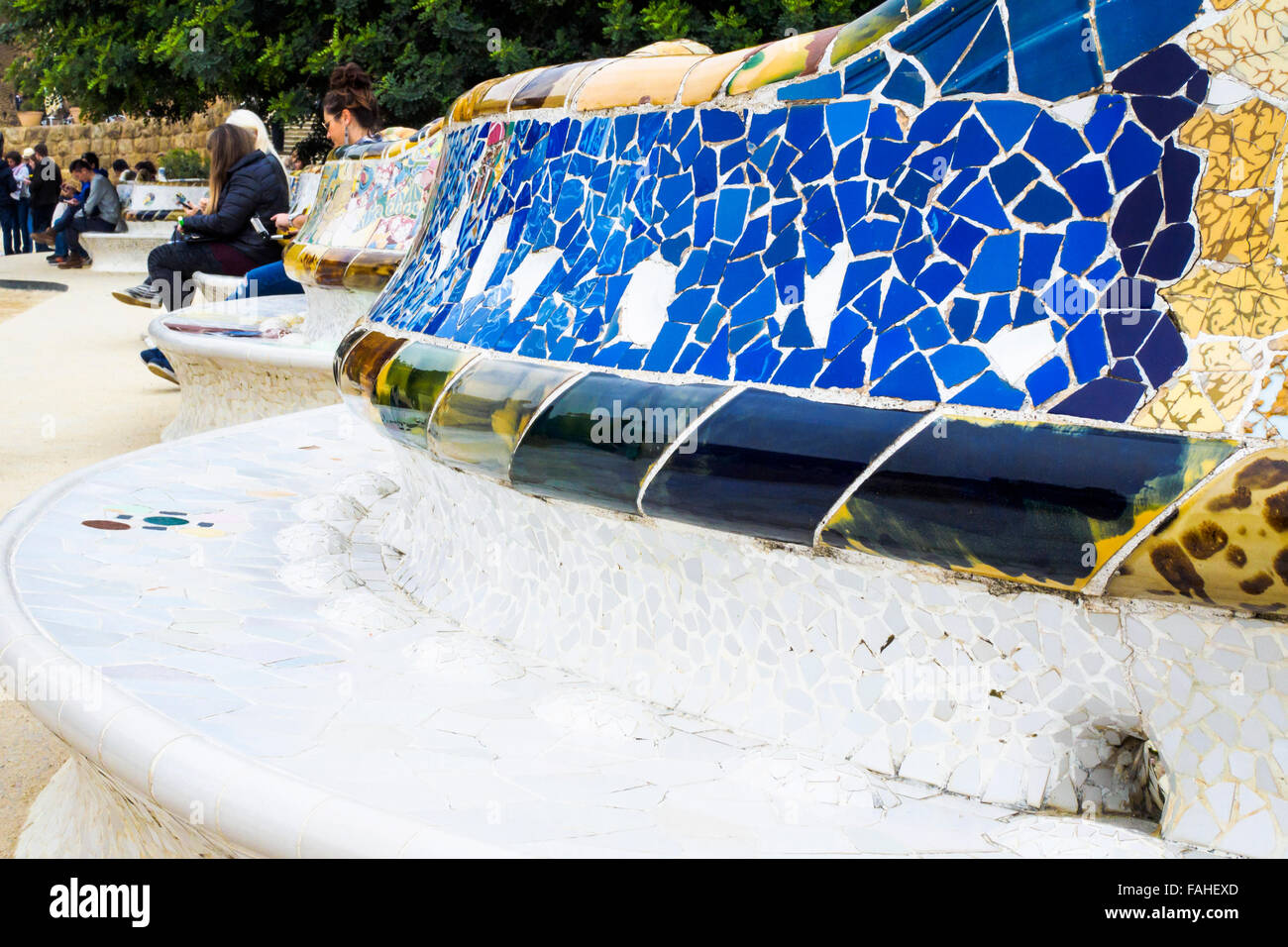 Curvo con piastrelle a mosaico panche in Plaça de la natura terrazza del Parc Guell, Barcellona, in Catalogna, Spagna Foto Stock