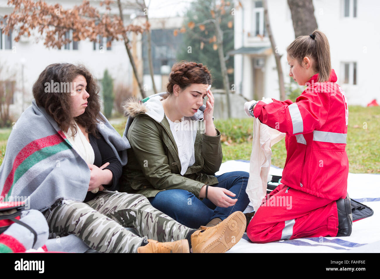 Sofia, Bulgaria - 5 Dicembre 2015: volontari dal rosso bulgaro Croce organizzazione della Gioventù partecipano a un corso di formazione o Foto Stock