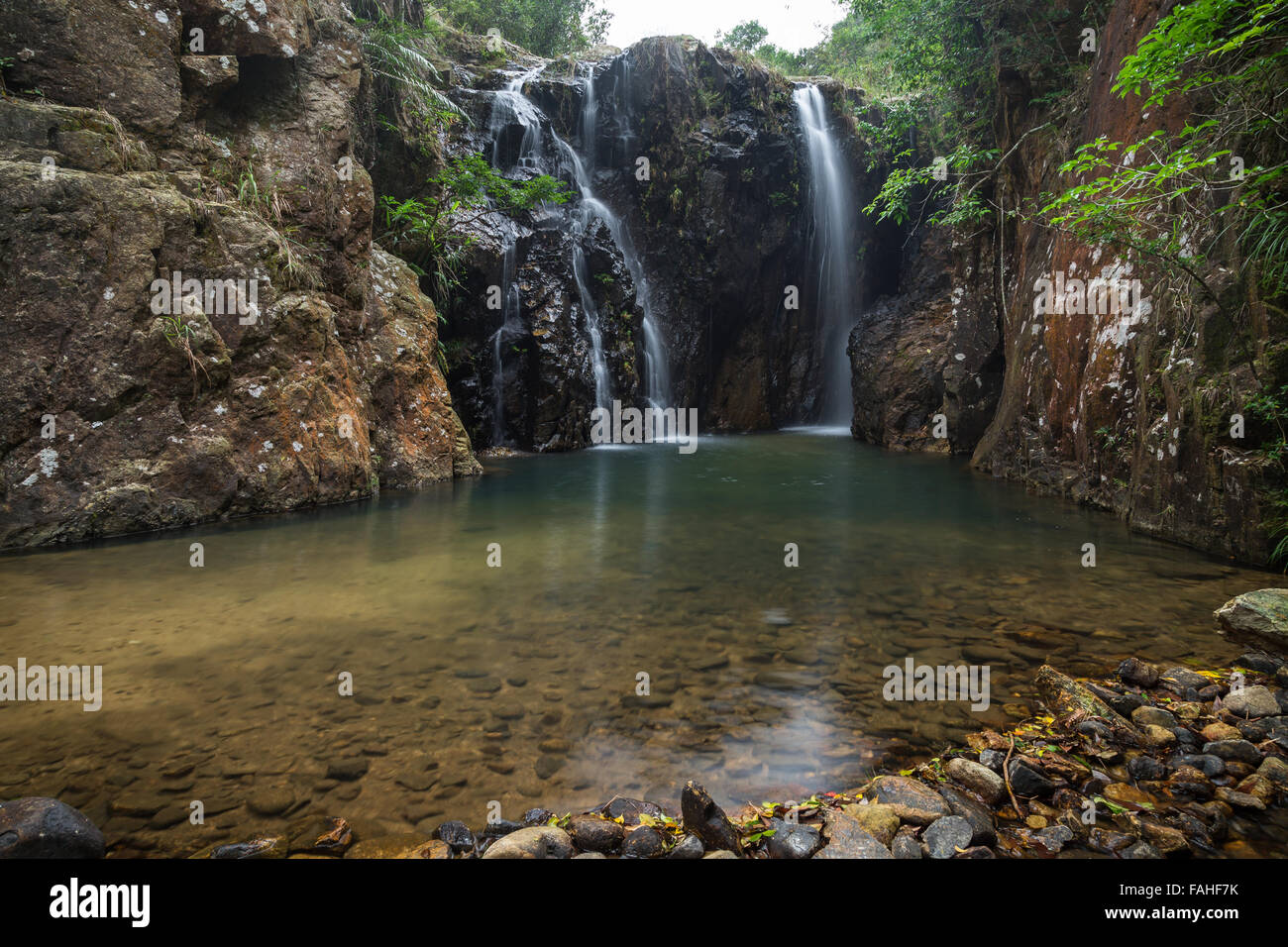 Tai Tam Mound cascata, al laghetto e una piccola diga di pietre a Hong Kong, Cina. Foto Stock
