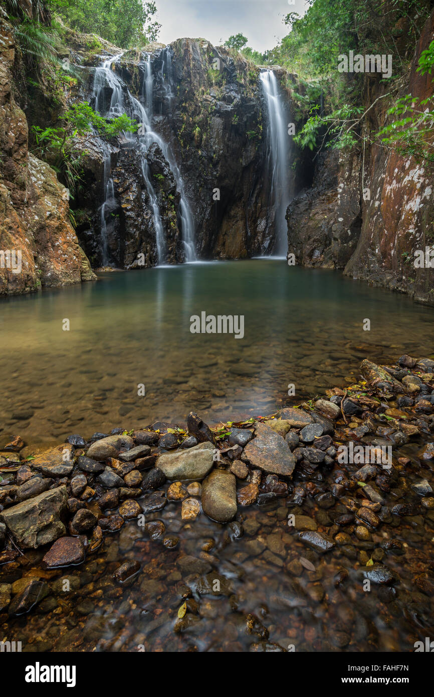 Tai Tam Mound cascata, al laghetto e una piccola diga di pietre a Hong Kong, Cina. Foto Stock