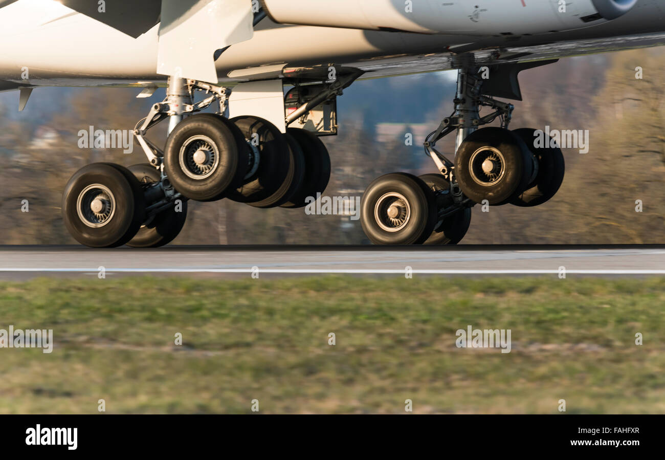 Pneumatici dell'ingranaggio principale di un Airbus A340 aerei passeggeri di Swiss International Air Lines sono a contatto con il suolo durante la terra Foto Stock
