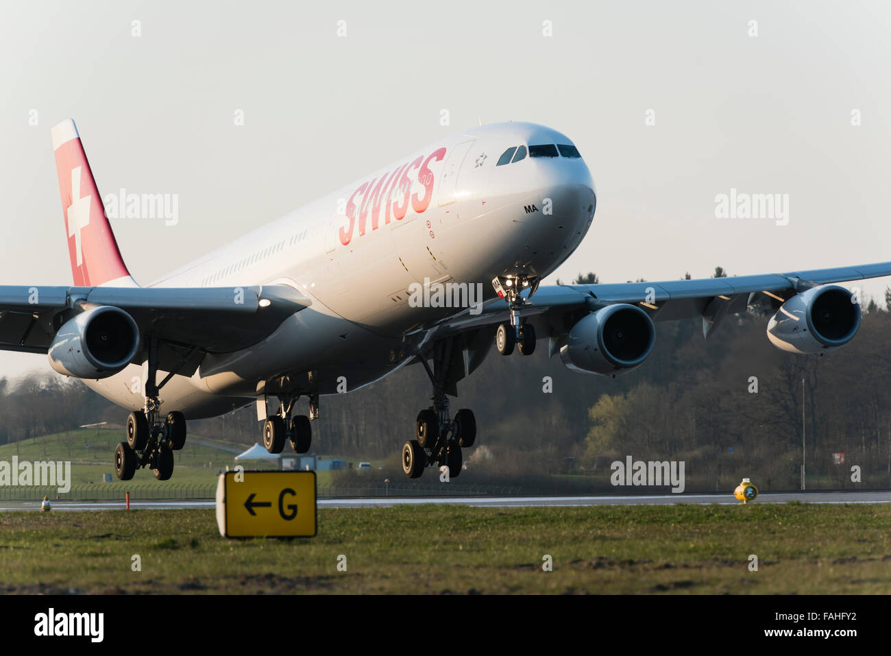 Atterraggio Airbus A340 aerei passeggeri di Swiss International Air Lines all aeroporto di Zurigo-Kloten. Foto Stock