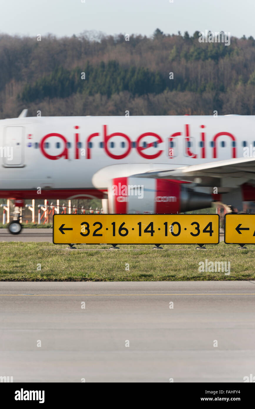 Durante la fase di decollo dall'aeroporto di Zurigo, un Airbus della compagnia aerea tedesca Air Berlin è passando dietro la segnaletica di pista. Foto Stock