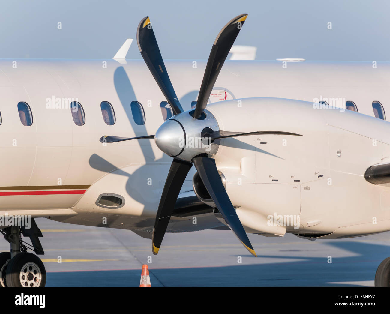 A breve raggio aeromobili commerciali della compagnia aerea Ethiad parcheggiato all'aeroporto internazionale di Zurigo Foto Stock