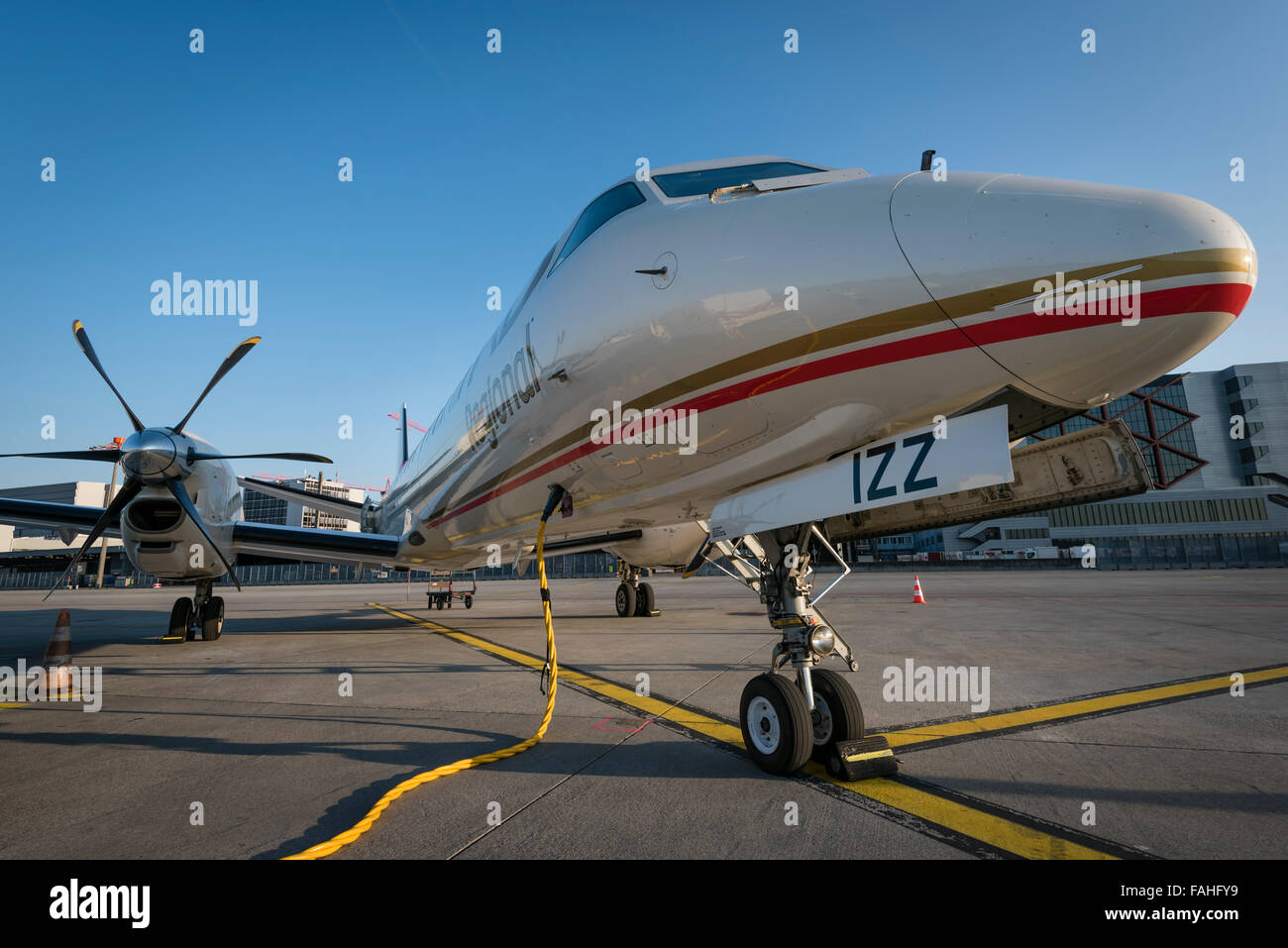 A breve raggio aeromobili commerciali della compagnia aerea Ethiad parcheggiato all'aeroporto internazionale di Zurigo Foto Stock