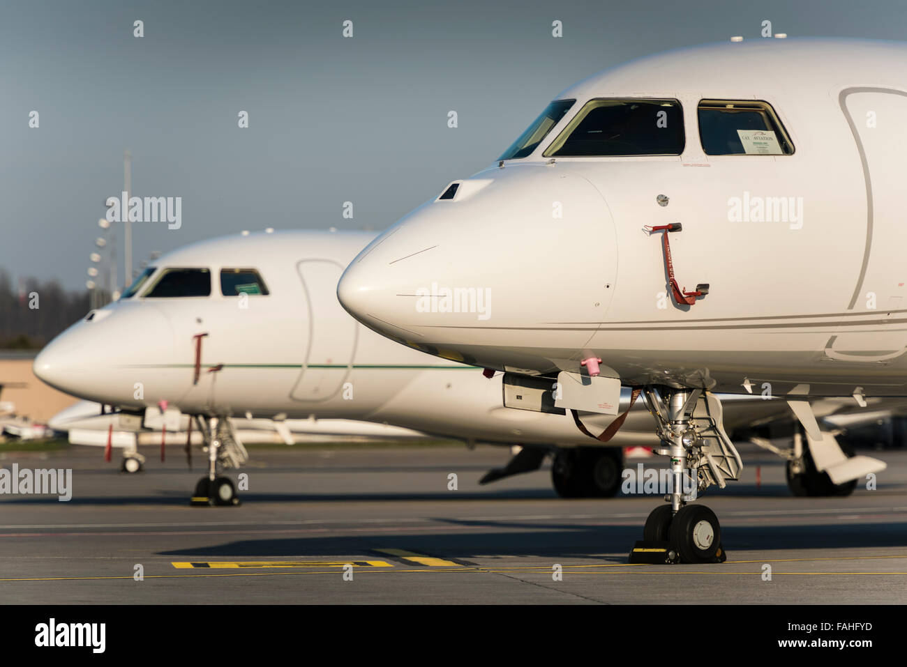 Due Dassault Falcon 7X getti executive parcheggiato nella calda luce della sera all'aeroporto internazionale di Zurigo Foto Stock