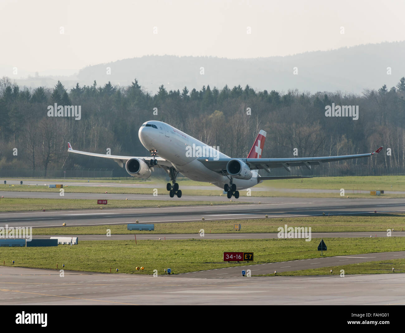 Un Airbus A330 della Swiss International Air Lines durante il decollo dall'aeroporto internazionale di Zurigo. Foto Stock