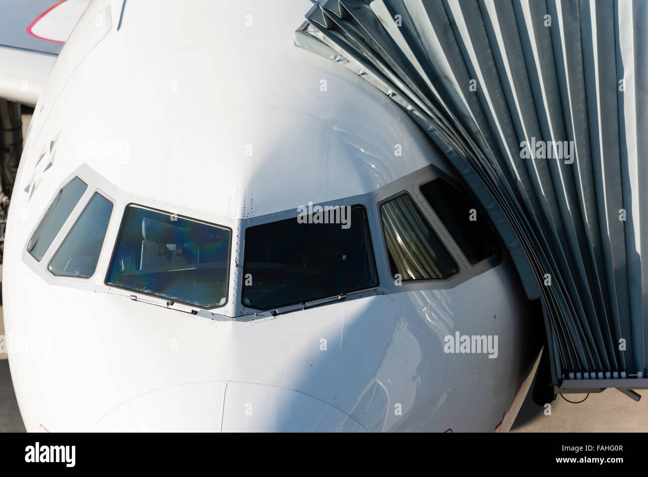 Airbus A320 di Swiss International Air Lines durante l imbarco a un cancello dell'aeroporto internazionale di Zurigo. Foto Stock
