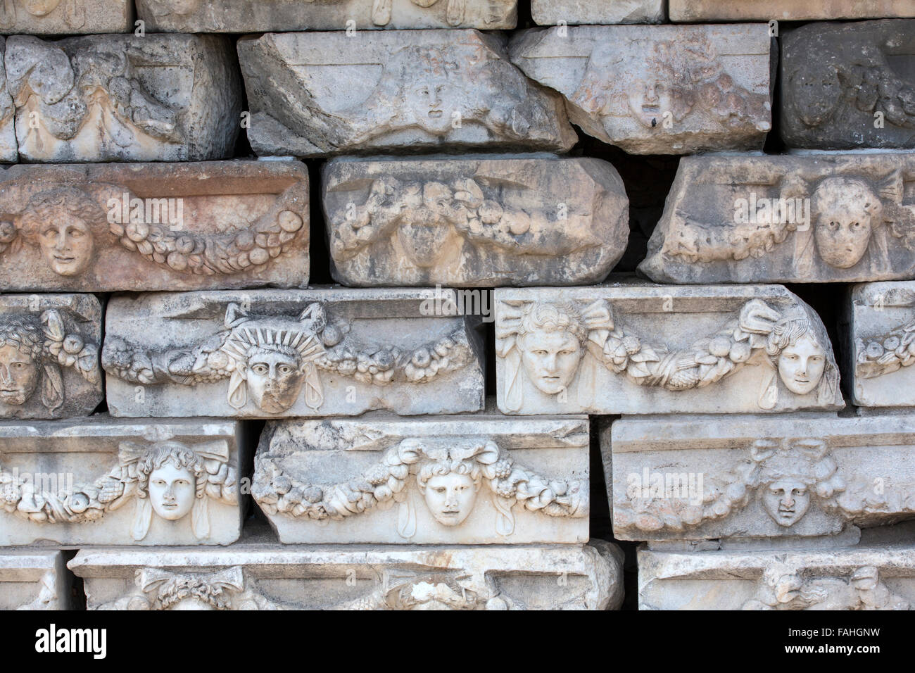 Fregi sul portico di Tiberio, raffiguranti divinità, Dee e teste ritratto in Aphrodisias, Aydin, Turchia Foto Stock