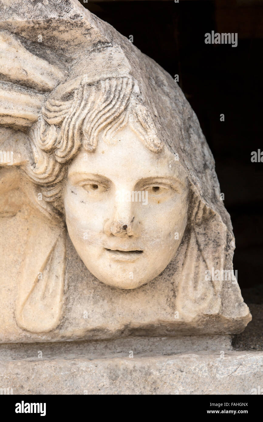Testa di rilievo sul portico di Tiberio presso Aphrodisias, Aydin, Turchia Foto Stock