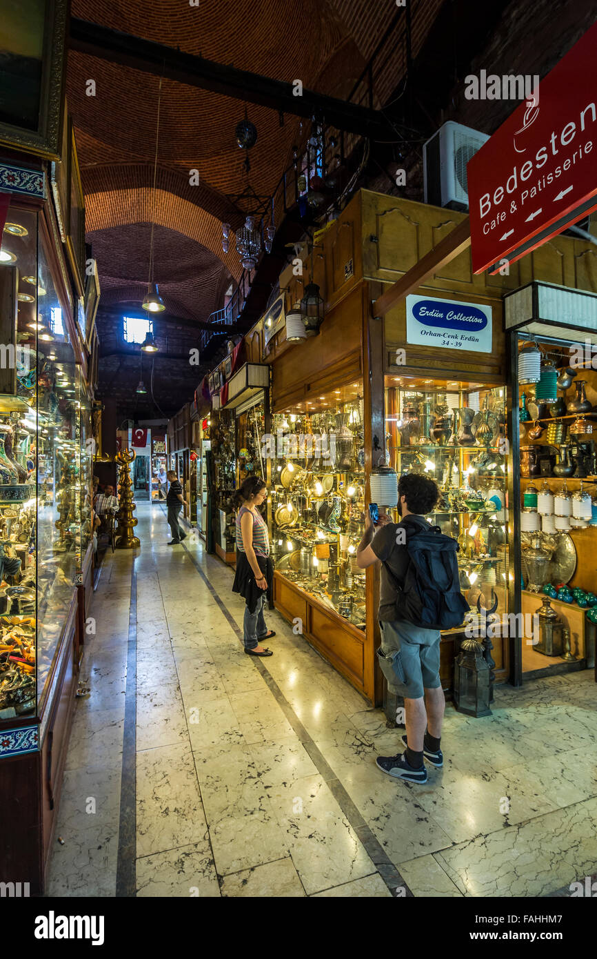 ISTANBUL - Turchia, 24 maggio. Cittadini e turisti di visitare e fare shopping nel Bazar delle Spezie il 24 maggio 2013. Spirce Bazar è in Fatih dis Foto Stock